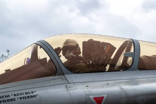 Пилот Кабине Специального Раскрашенного Истребителя Dassault Rafale Летящего Взлетно Посадочной — стоковое фото