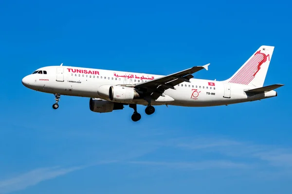 チュニジアエアバスA320旅客機がドイツのフランクフルト空港に到着 9月11 2019 — ストック写真