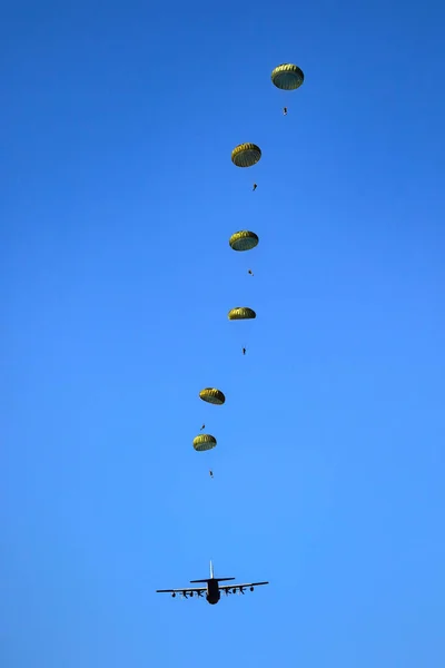 Militära Fallskärmsjägare Fallskärmsjägare Hoppa Fallskärm Ett Flygplan Klarblå Himmel Dag — Stockfoto
