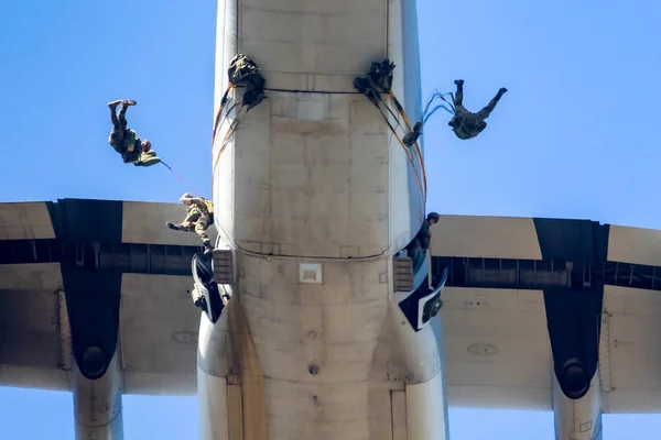 Des Parachutistes Sautent Avion Transport Américain Lockheed Martin 130 Hercules — Photo