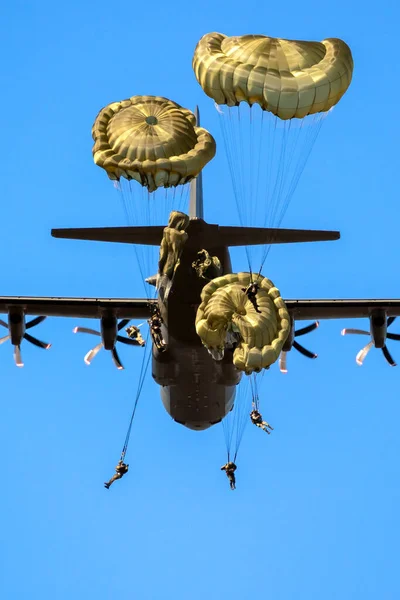 Military Parachutist Paratroopers Parachute Jumping Out Air Force Planes Clear — Stock Photo, Image