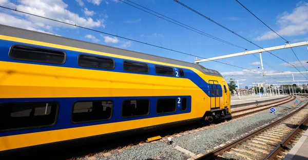 Trens Interurbanos Holandeses Plataforma Uma Estação Ferroviária Nos Países Baixos — Fotografia de Stock