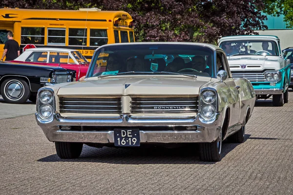 1964年ポンティアック ボンネビル クラシックカー オランダ ロスマレン 2015年5月10日 — ストック写真