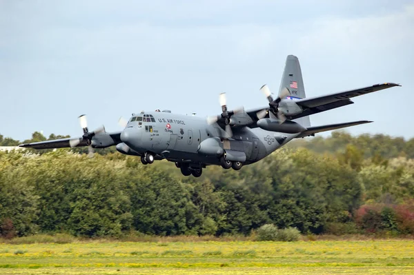 Birleşik Devletler Hava Kuvvetleri Lockheed 130H Herkül Taşımacılık Uçağı Hava — Stok fotoğraf