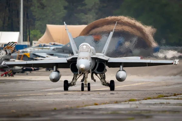 Španělské Letectvo Hornet Stíhací Letoun Pojíždí Přistávací Dráhu Letecké Základně — Stock fotografie