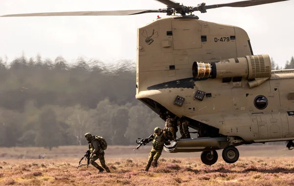 Niederländische Soldaten Der Luftmobilen Brigade Verlassen Einen Hubschrauber Vom Typ Stockbild