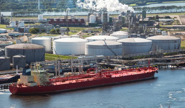 Öltanker Ankerte Einem Industriehafen Einem Ölterminal Mit Silos Zur Kraftstofflagerung — Stockfoto