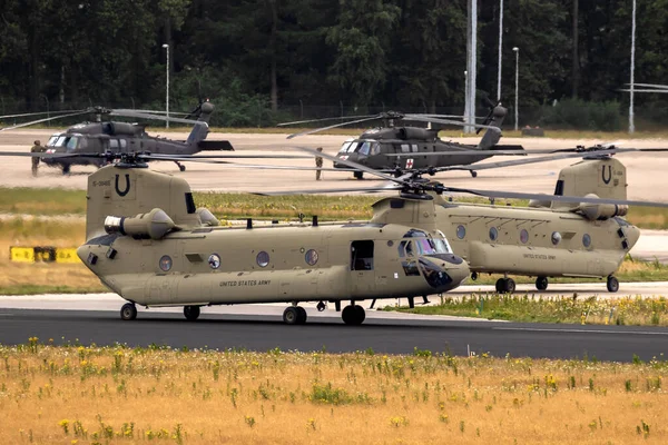 Army Boeing 47F Chinook Śmigłowce Transportowe Opuszczające Bazę Lotniczą Eindhoven Obraz Stockowy