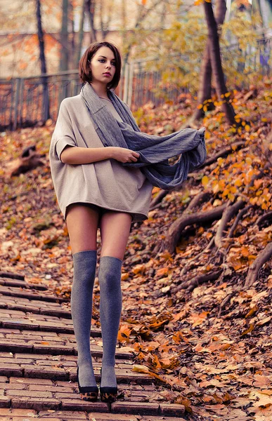 Fille dans le parc d'automne — Photo