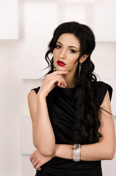 Siyah elbiseli kız.
