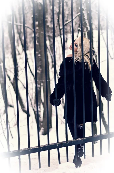 Vrouw stond in de buurt van een hek — Stockfoto