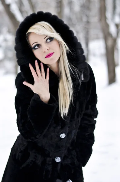 Νεαρή γυναίκα σε γούνινο παλτό χειμώνα — Φωτογραφία Αρχείου