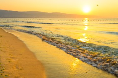 Deniz plajı gün batımında