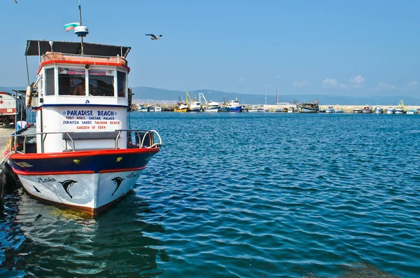 Лодка удовольствий в море — стоковое фото