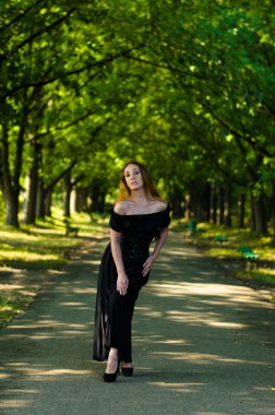 Parktaki siyah elbiseli kız.