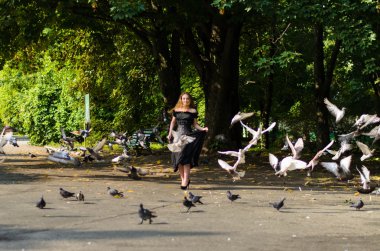 Parktaki siyah elbiseli kız.