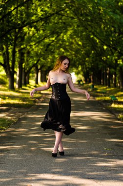 bir korse ve siyah etek üstsüz kız