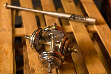 beyzbol sopası ve dumbell görüntüyü kapat