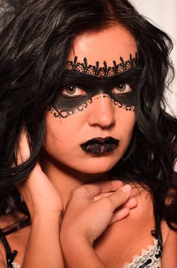 dantelli siyah maskeli Lady