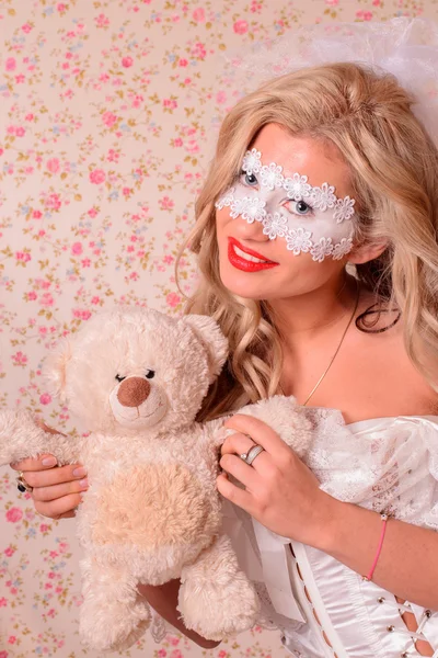 Dame au masque blanc et voile avec ours en peluche — Photo