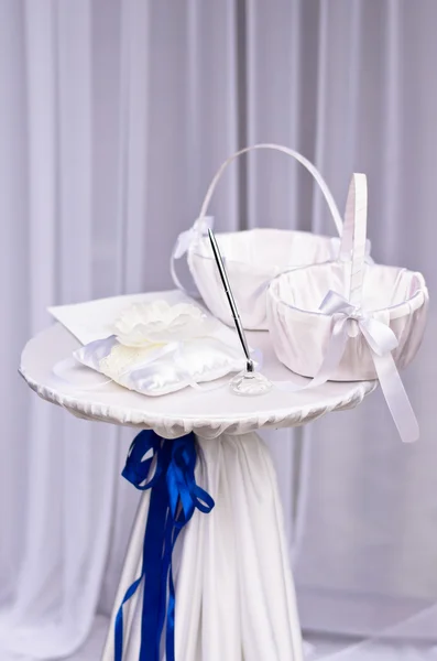 Yeni evliler kaydı için beyaz masa — Stok fotoğraf