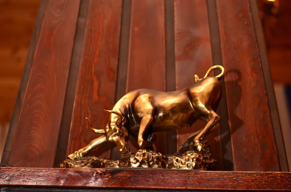 Бронзовая статуя быка — стоковое фото