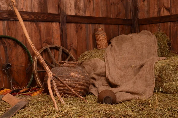 Heu mit einem Tuch bedeckt auf dem Hof — Stockfoto