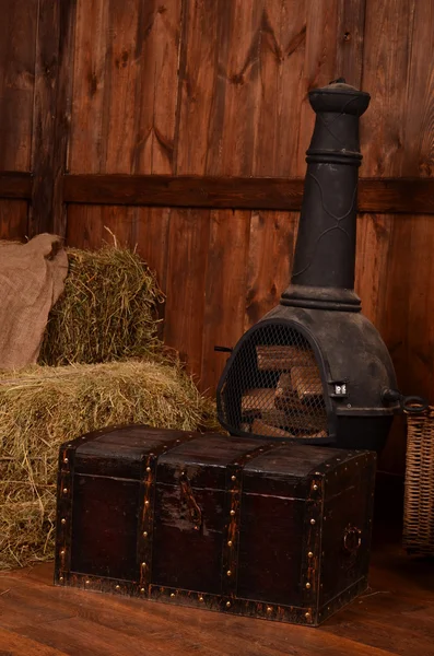 Foin avec cercueil et bois de chauffage — Photo