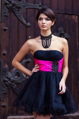 Katolik Kilisesi kapının yanında poz kız