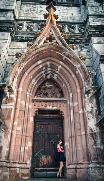 Dziewczyna pozuje w pobliżu catholic church — Zdjęcie stockowe