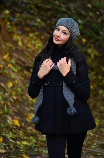 Mladá žena vystupují proti barevný podzim lesní — Stock fotografie