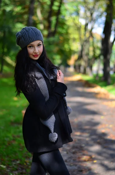 Frau posiert im Herbstpark — Stockfoto