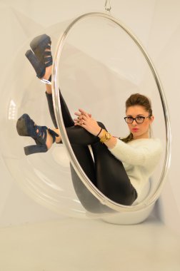 değişen bir tüy yumağı içinde oturan kız