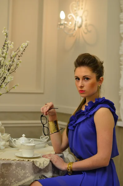 Woman sitting at the table and having a tea — Stock Photo, Image