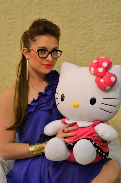 Ragazza con un gatto gattino giocattolo — Foto Stock