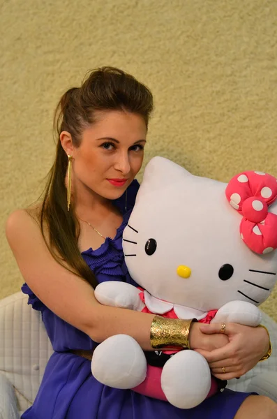 Ragazza con un gatto gattino giocattolo — Foto Stock