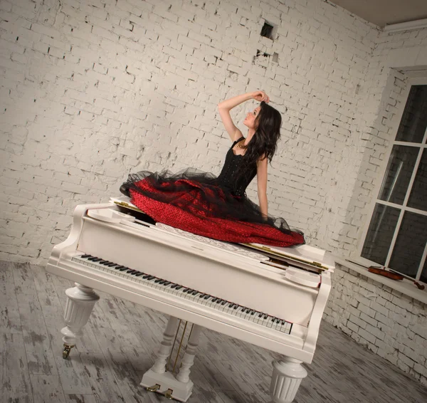 Woman on piano — Stock Photo, Image