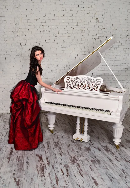 Woman on piano — Stock Photo, Image