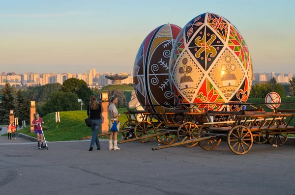 Vyshyvanka und pysanka Parade — Stockfoto