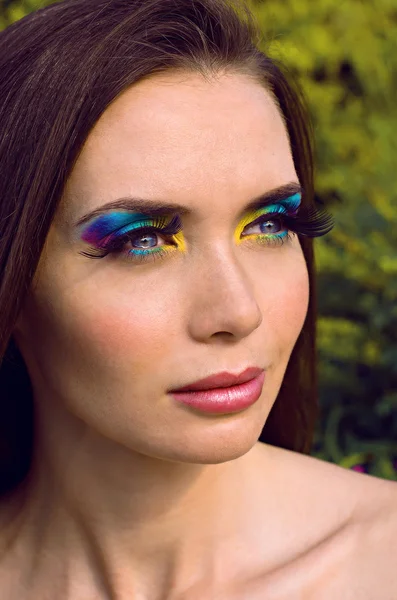 Mujer con maquillaje brillante — Foto de Stock