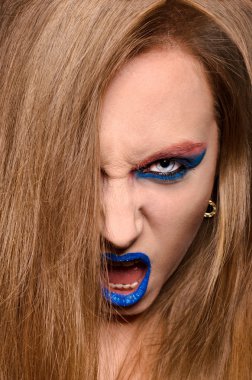 çekici bir kadın parlak bir makyaj ile