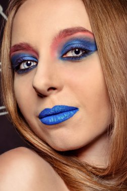 çekici bir kadın parlak bir makyaj ile