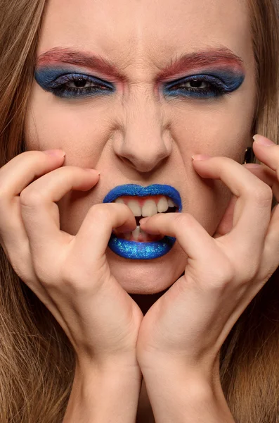 Attraktiv kvinna med ljusa make up — Stockfoto