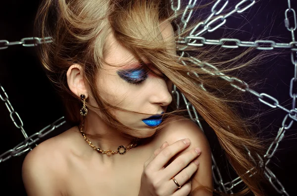 Mujer atractiva con maquillaje brillante — Foto de Stock