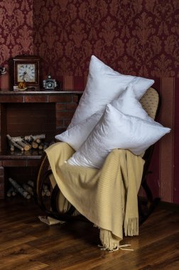 sallanan sandalye ile şömine yakın yastıklar