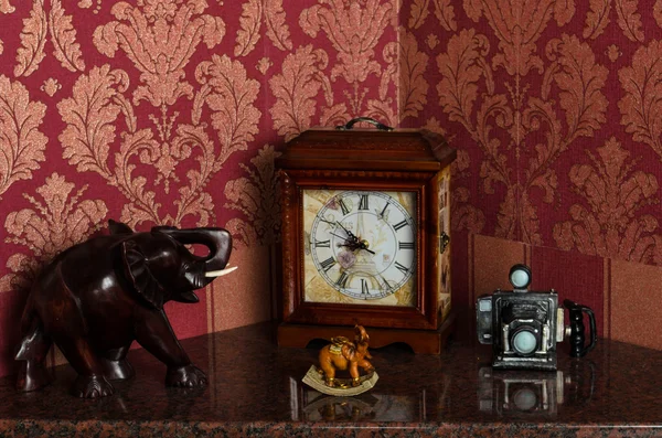 Horloge rétro, figurines éléphant et appareil photo — Photo