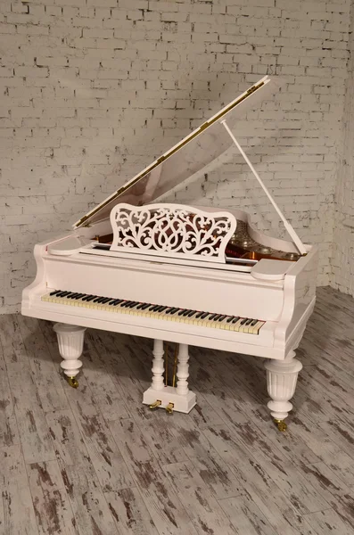 Piano blanco — Foto de Stock