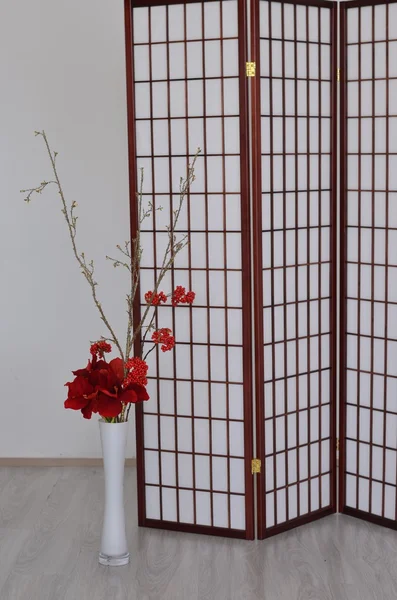 Vase avec des fleurs près de l'écran pliant — Photo