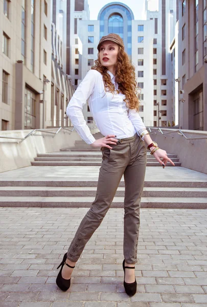 Woman in hat posing in the city — Stock Photo, Image