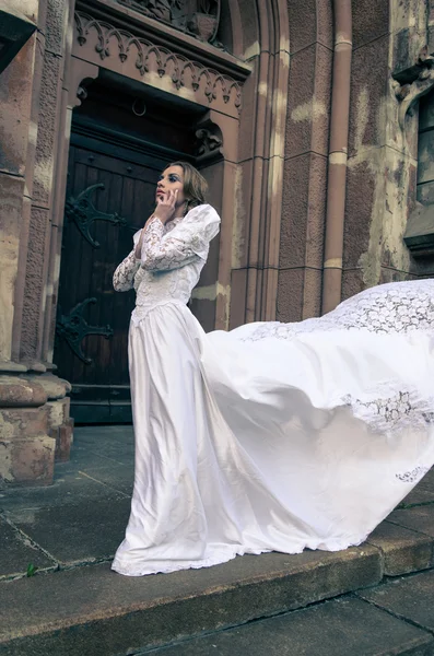 Mulher posando em um vestido de noiva — Fotografia de Stock